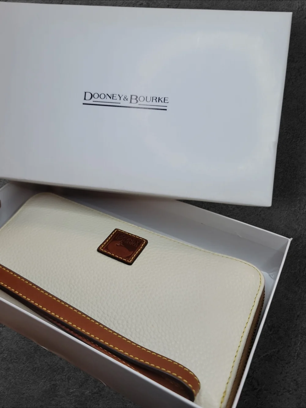 Dooney & Bourke Pebble Grain Large Zip Around Wristlet Like New With Box $208R